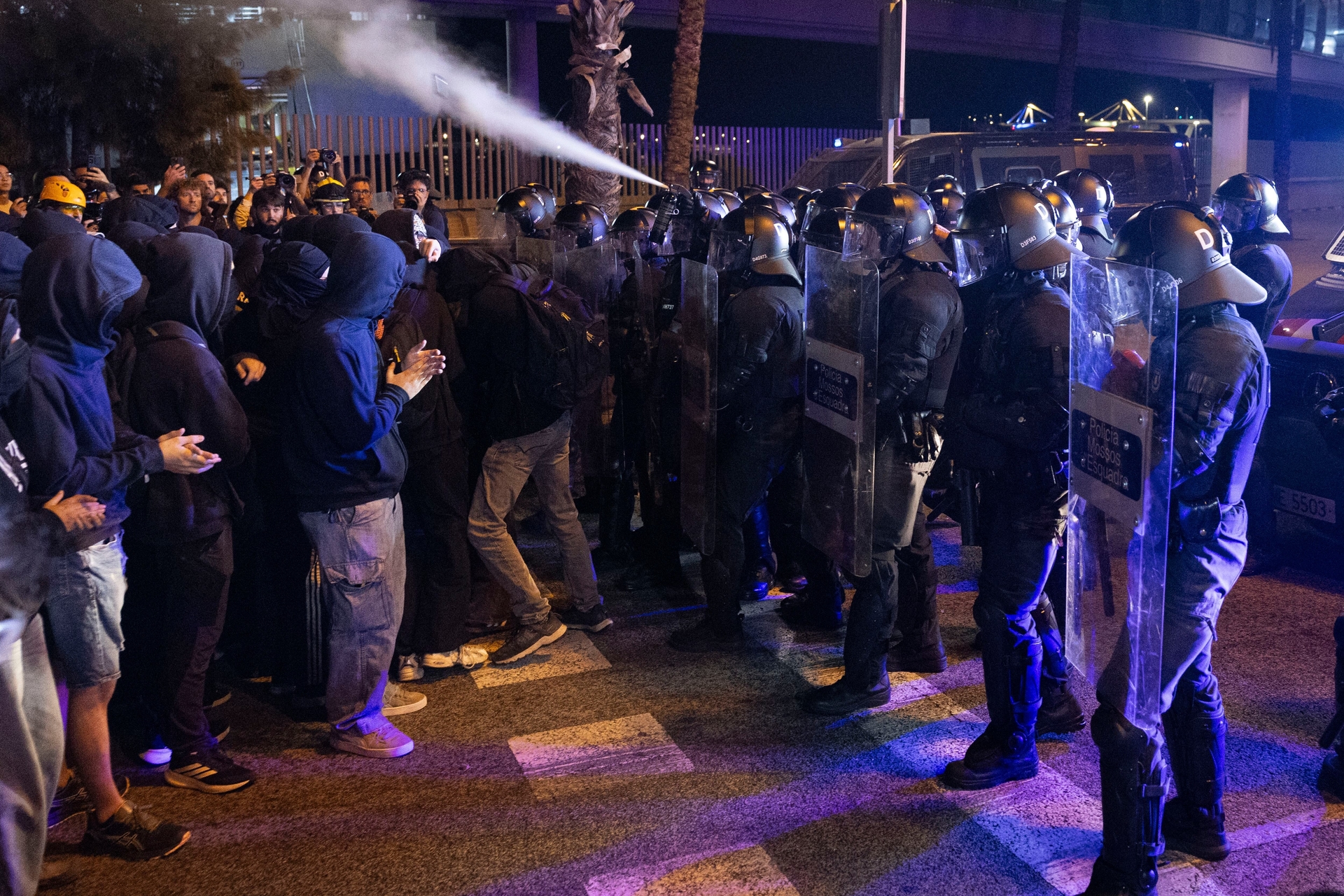 Polícia catalã usa gás lacrimogêneo para dispersar manifestantes pró-Palestina em Barcelona. Reprodução: Retorno do item 11