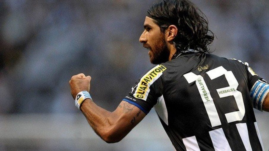 Loco Abreu, ídolo do Botafogo, anuncia seu retorno aos gramados aos 48 anos. Reprodução: Esporte IG