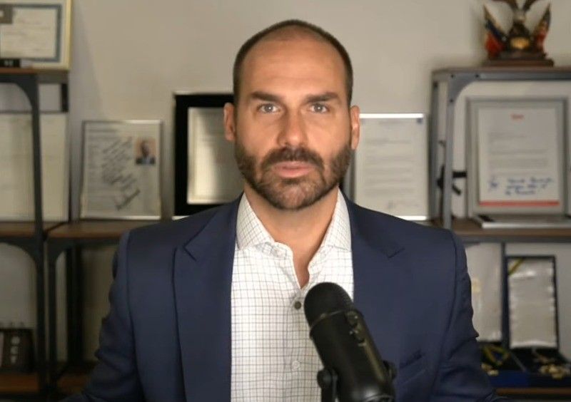 Eduardo Bolsonaro afirma não concorrer à Presidência, a menos que Flávio e Carlos entrem no pleito. Legenda da imagem. Reprodução: Retorno do item 11