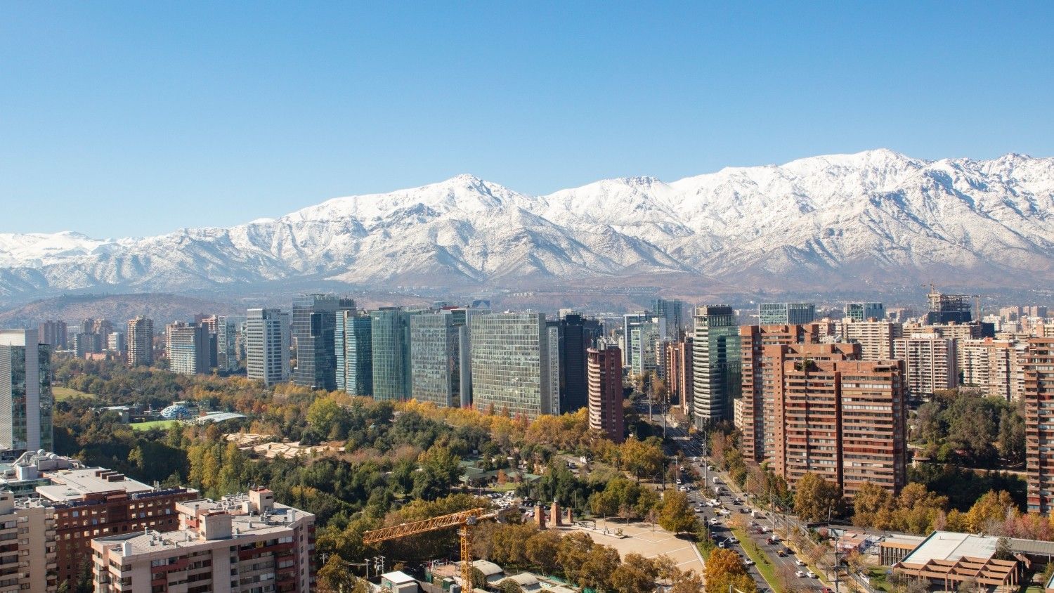 Santiago encanta com sua beleza, cultura vibrante e opções de hospedagem de luxo aos pés da Cordilheira dos Andes. Reprodução: Globo