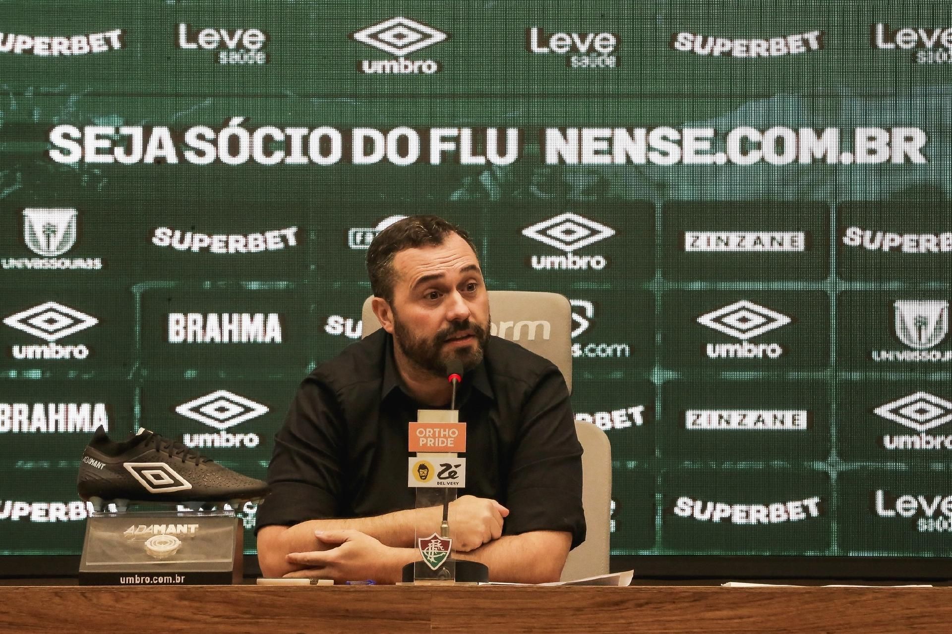 Presidente do Fluminense, Mário Bittencourt, durante coletiva sobre a recusa de Gabriel Milito. Reprodução: UOL