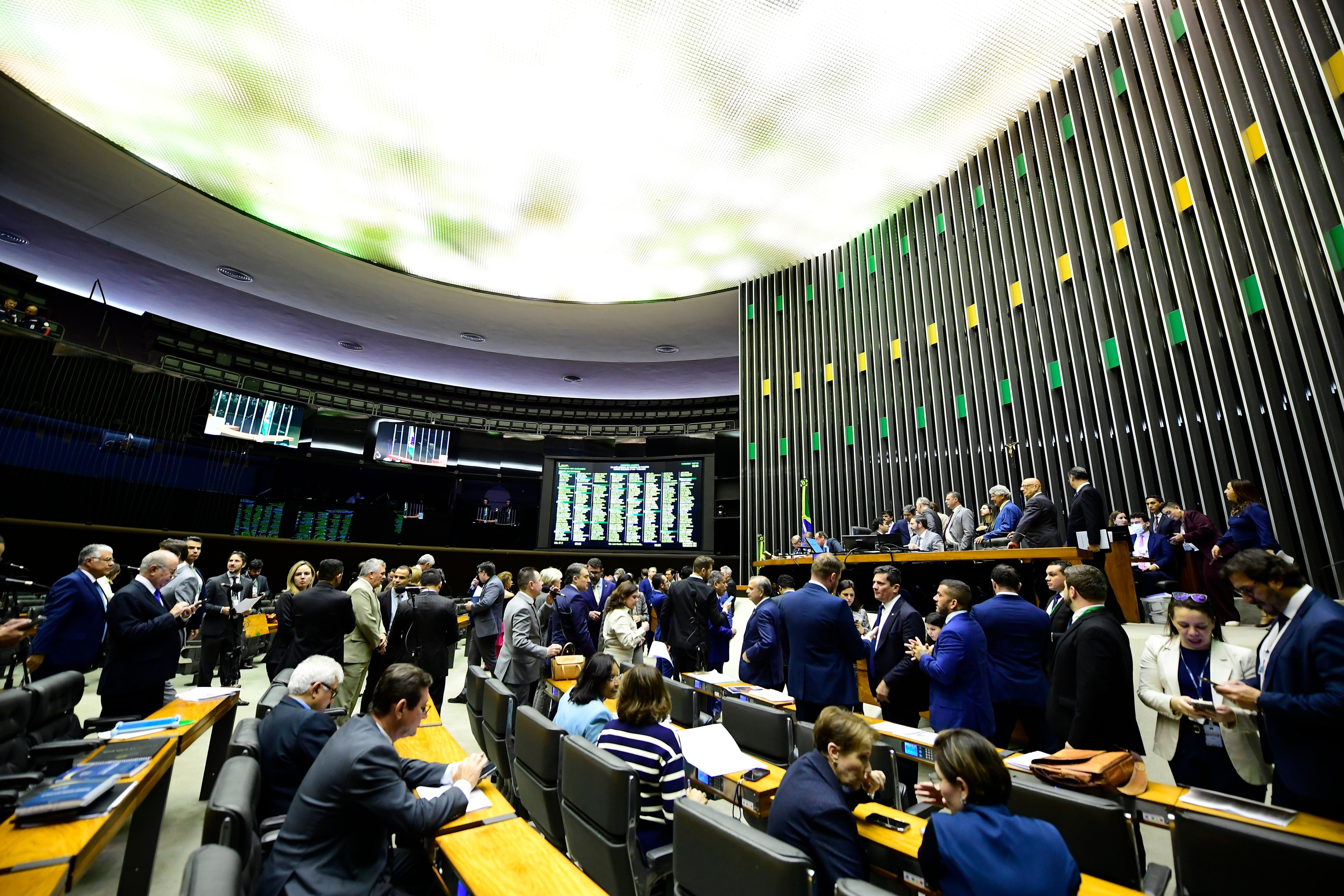 Aprovação do aumento de 18 deputados federais no Congresso despercebida entre as festividades de São João. Reprodução: Globo