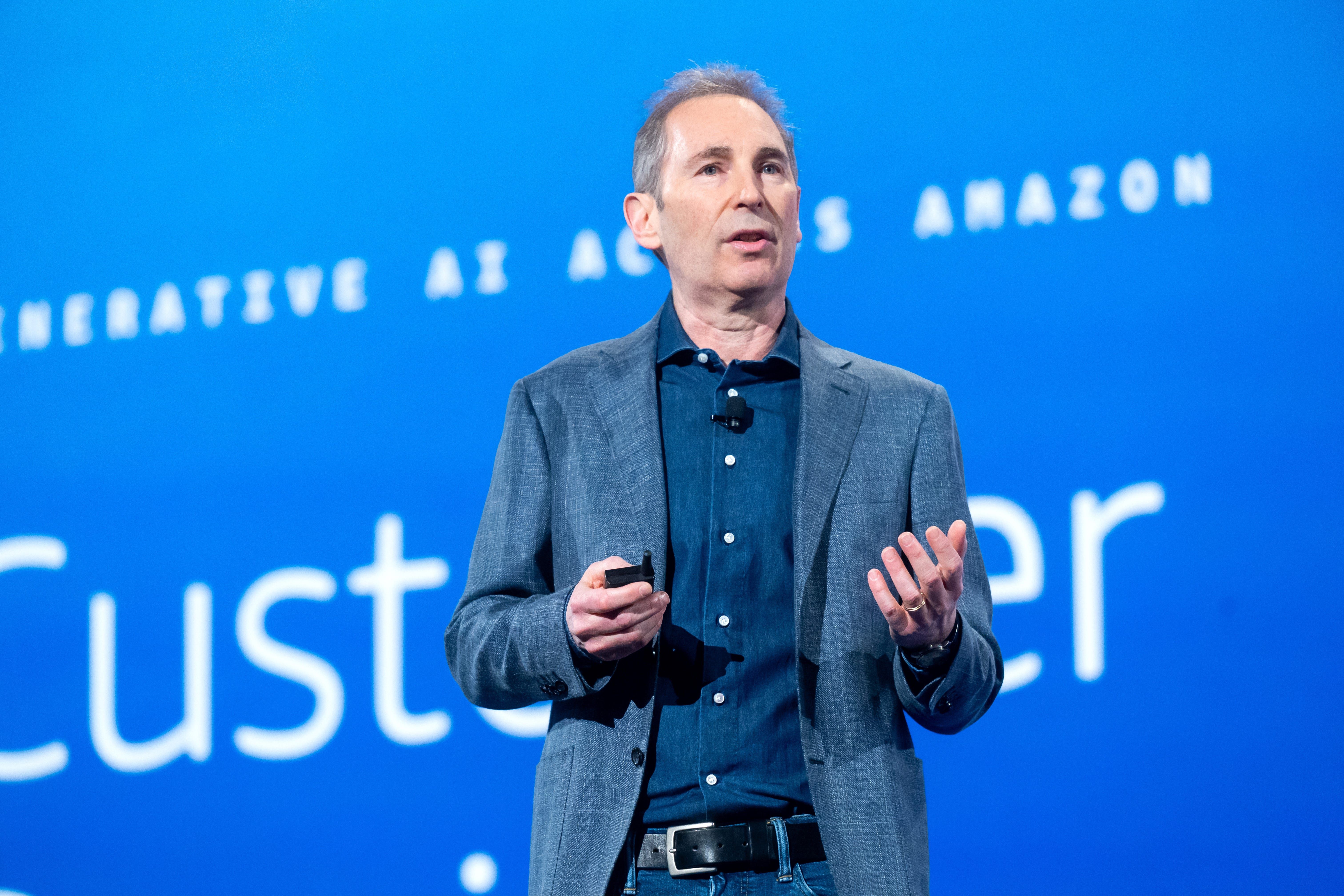 Andy Jassy, CEO da Amazon, alerta sobre cortes de empregos devido à evolução da IA. Reprodução: Business Insider