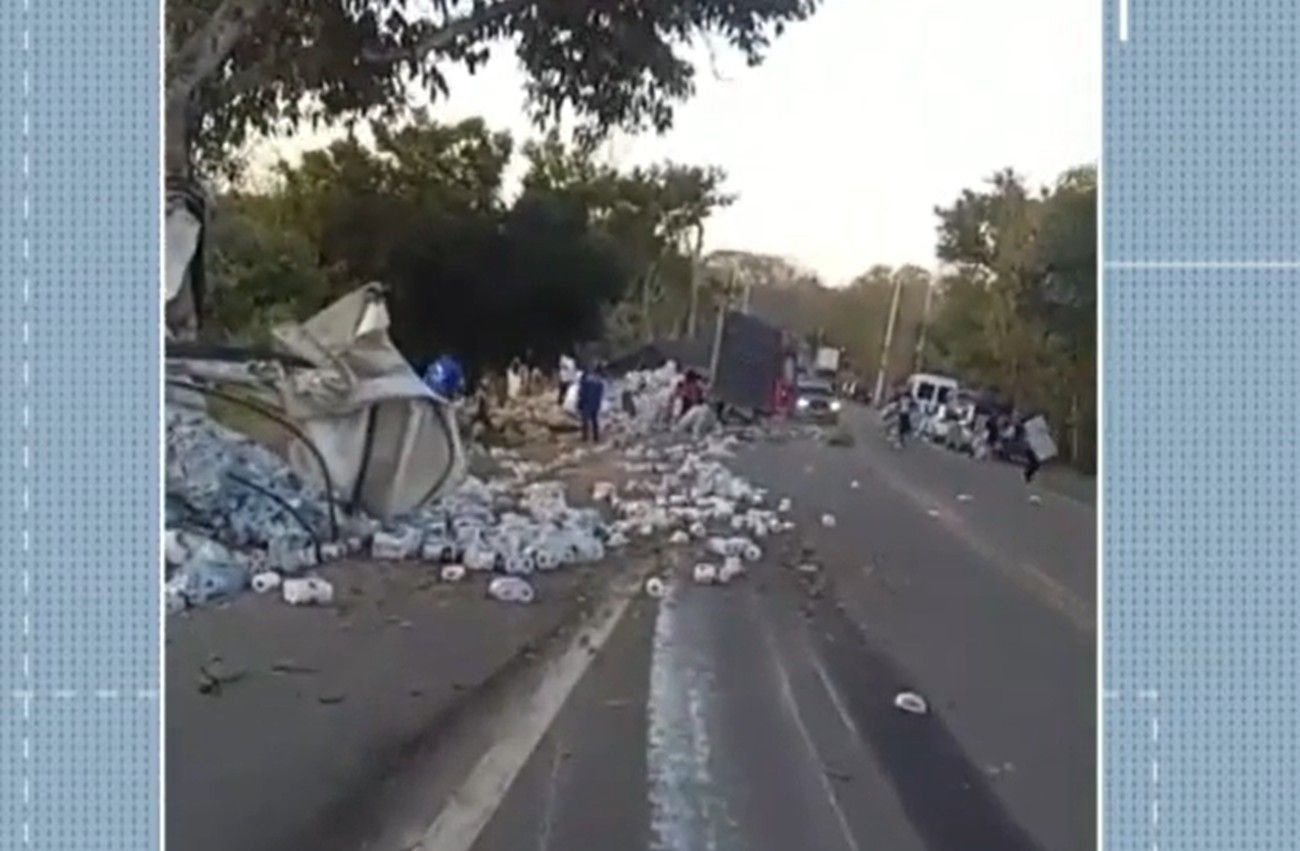 Caminhão tombado às margens da RJ-116 após acidente no Noroeste Fluminense. Reprodução: Globo