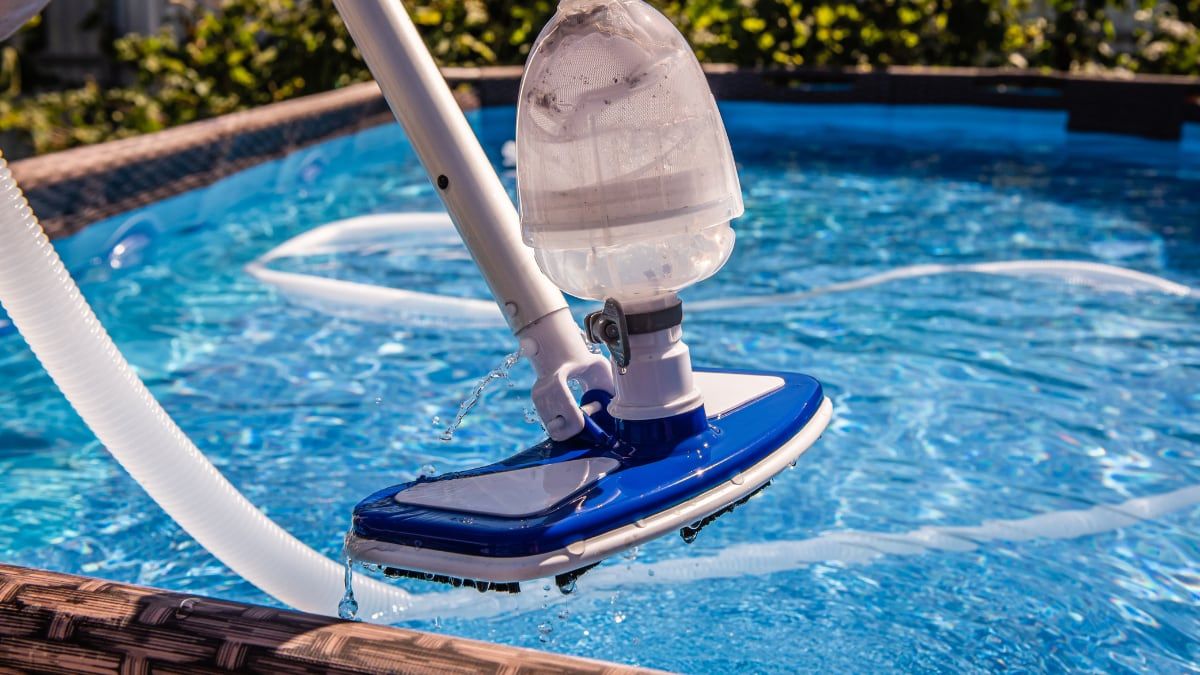 Aspiradores subaquáticos facilitam a limpeza de piscinas e estanques.; Reprodução: El País