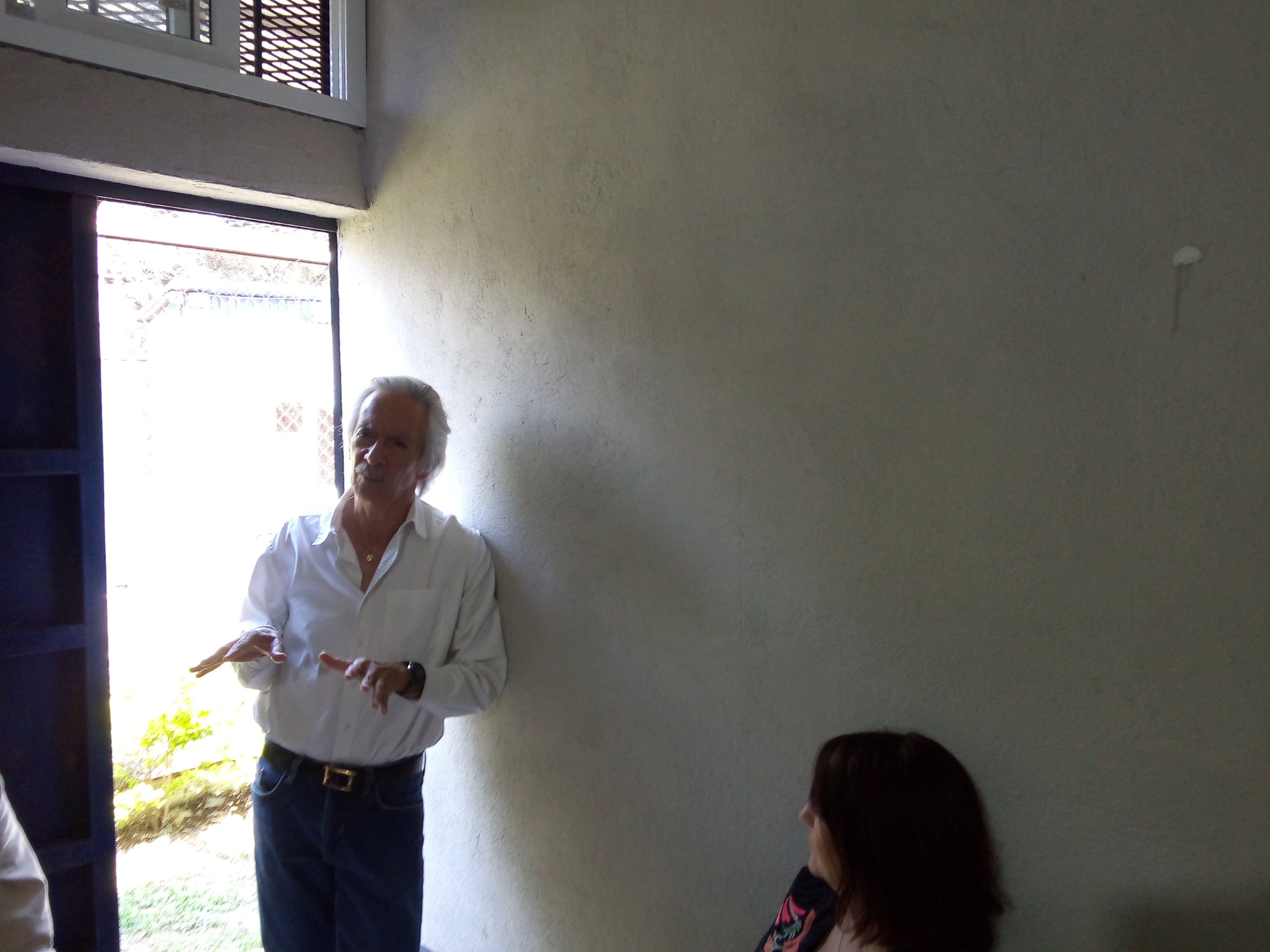 Escritores e jornalistas, incluindo Sergio Ramírez, visitam José Rubén Zamora na prisão em Guatemala. Reprodução: El País