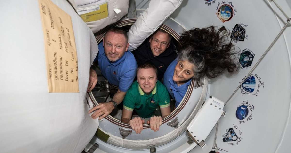 Astronautas da NASA Retornam Após Longa Estadia no Espaço