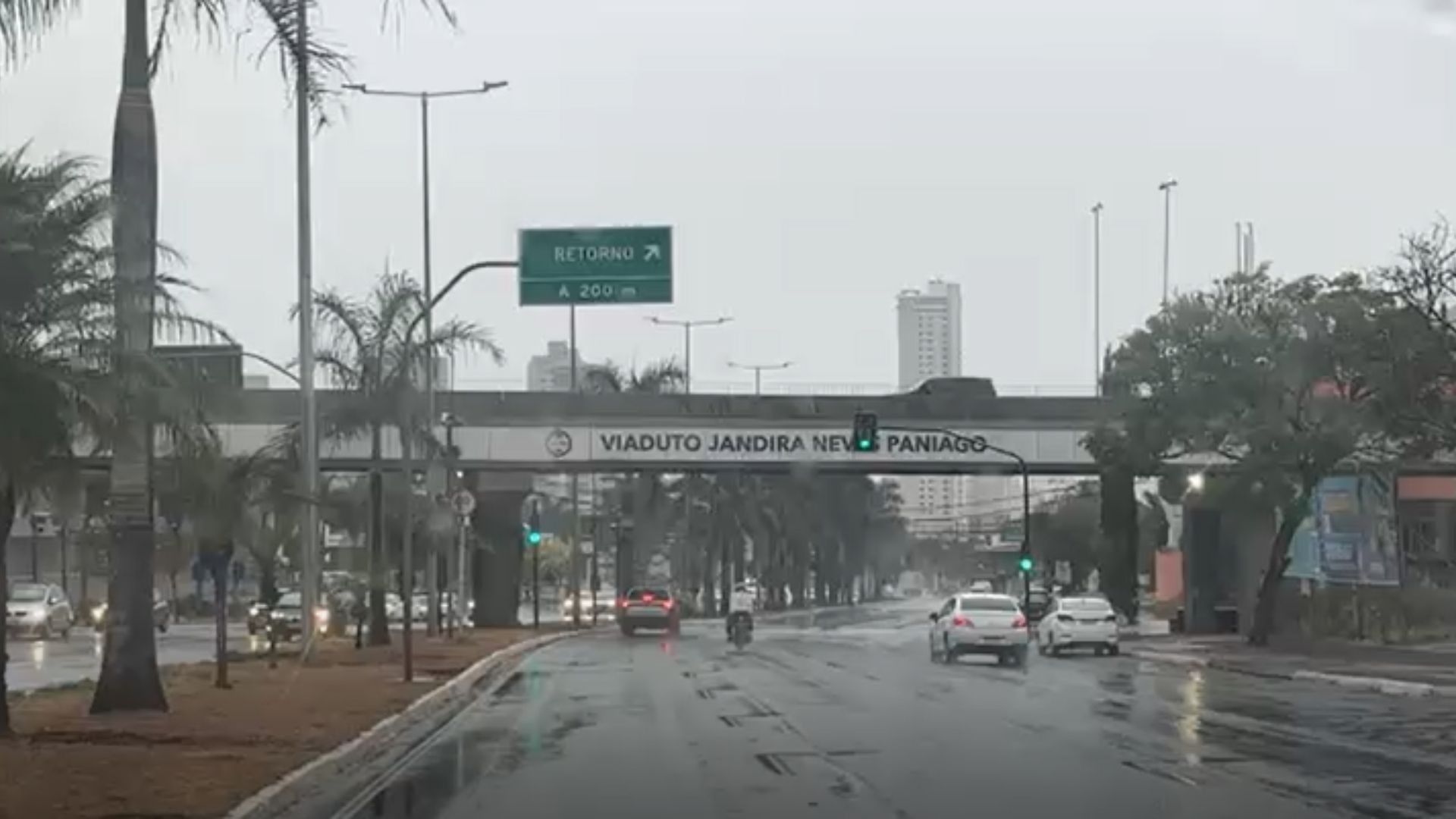 Moradores de Uberlândia registram chuvas leves em várias regiões da cidade. Reprodução: Globo