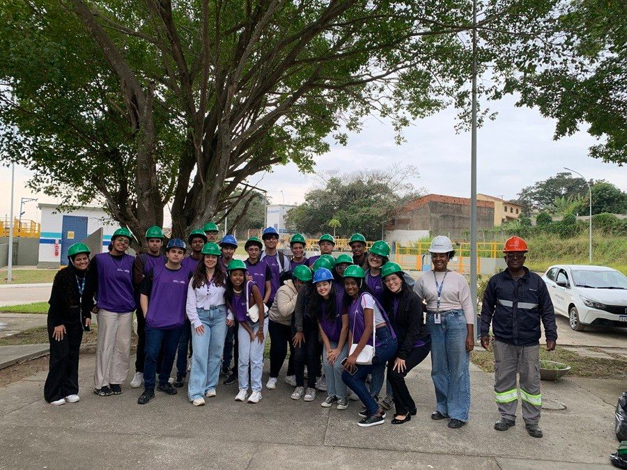 Jovens aprendizes do CIEE visitam a ETE de Iguaba Grande para conhecer processos de saneamento. Reprodução: Globo
