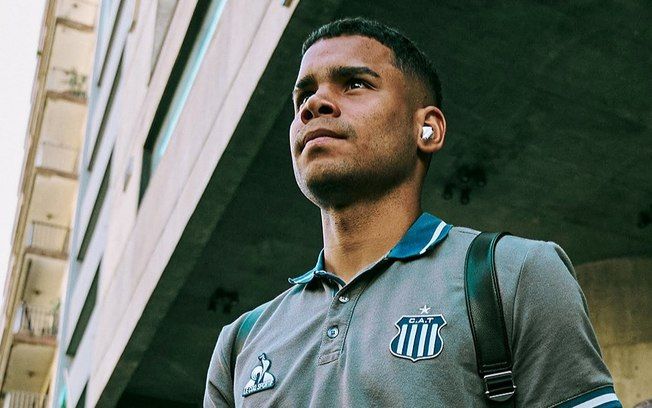 Talleres manifesta apoio ao jogador Navarro e condena acusação de xenofobia contra Bobadilla. Reprodução: iG.