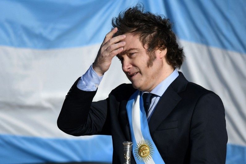 Javier Milei gesticula na cerimônia do Dia da Bandeira, após derrota na província de Buenos Aires. Legenda da imagem. Reprodução: O Globo