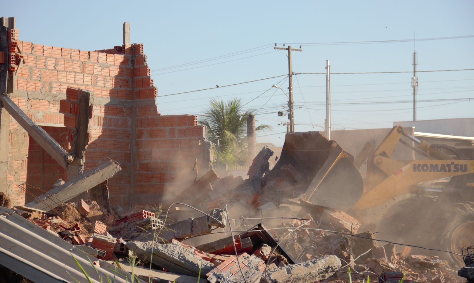 Construções irregulares demolidas durante desocupação no Jardim Imperial II, em Cuiabá. Reprodução: Globo