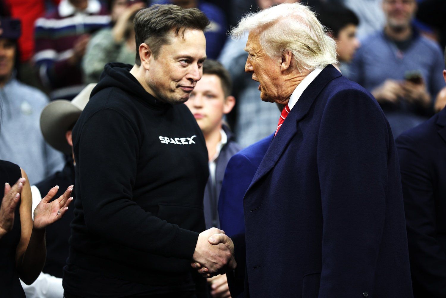 Elon Musk e Donald Trump se encontram durante o campeonato de wrestling em Philadelphia. Reprodução: Gizmodo