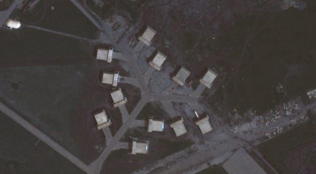 Imagens de satélite revelam abrigos construídos por Rússia para proteger aeronaves contra ataques de drones ucranianos. Reprodução: Business Insider