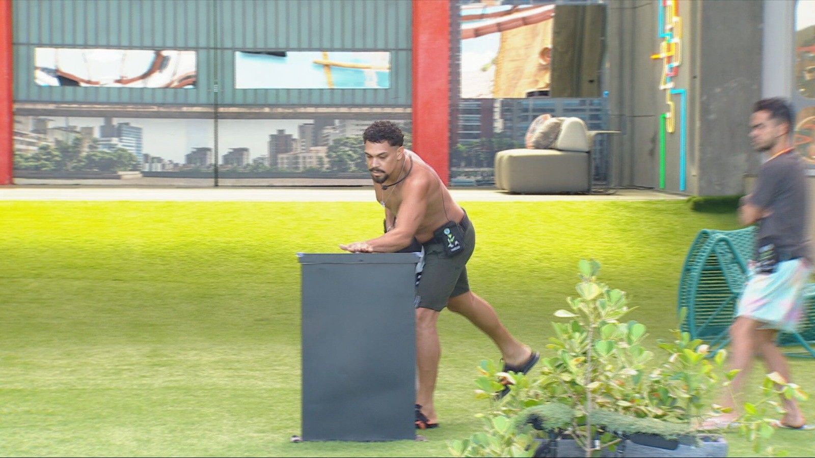 Vinícius ativa botão no BBB 25 e entra no Quarto do Desafio