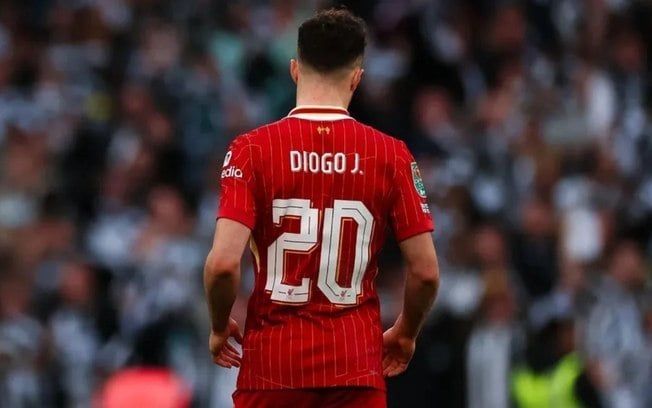 Liverpool aposenta camisa em homenagem ao atacante Diogo Jota. Reprodução: Esporte IG