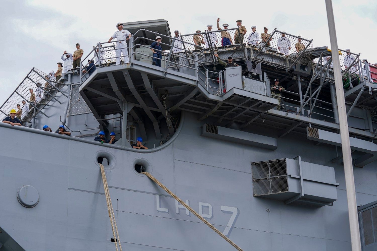 Militares americanos a bordo de navios de guerra dirigem-se à região da Venezuela. Reprodução: Globo