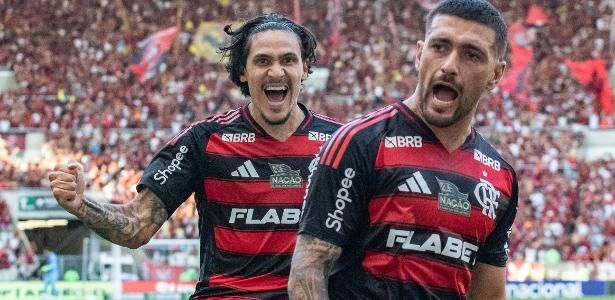 Pedro e Arrascaeta celebram gol na vitória do Flamengo sobre o Corinthians. Reprodução: Uol