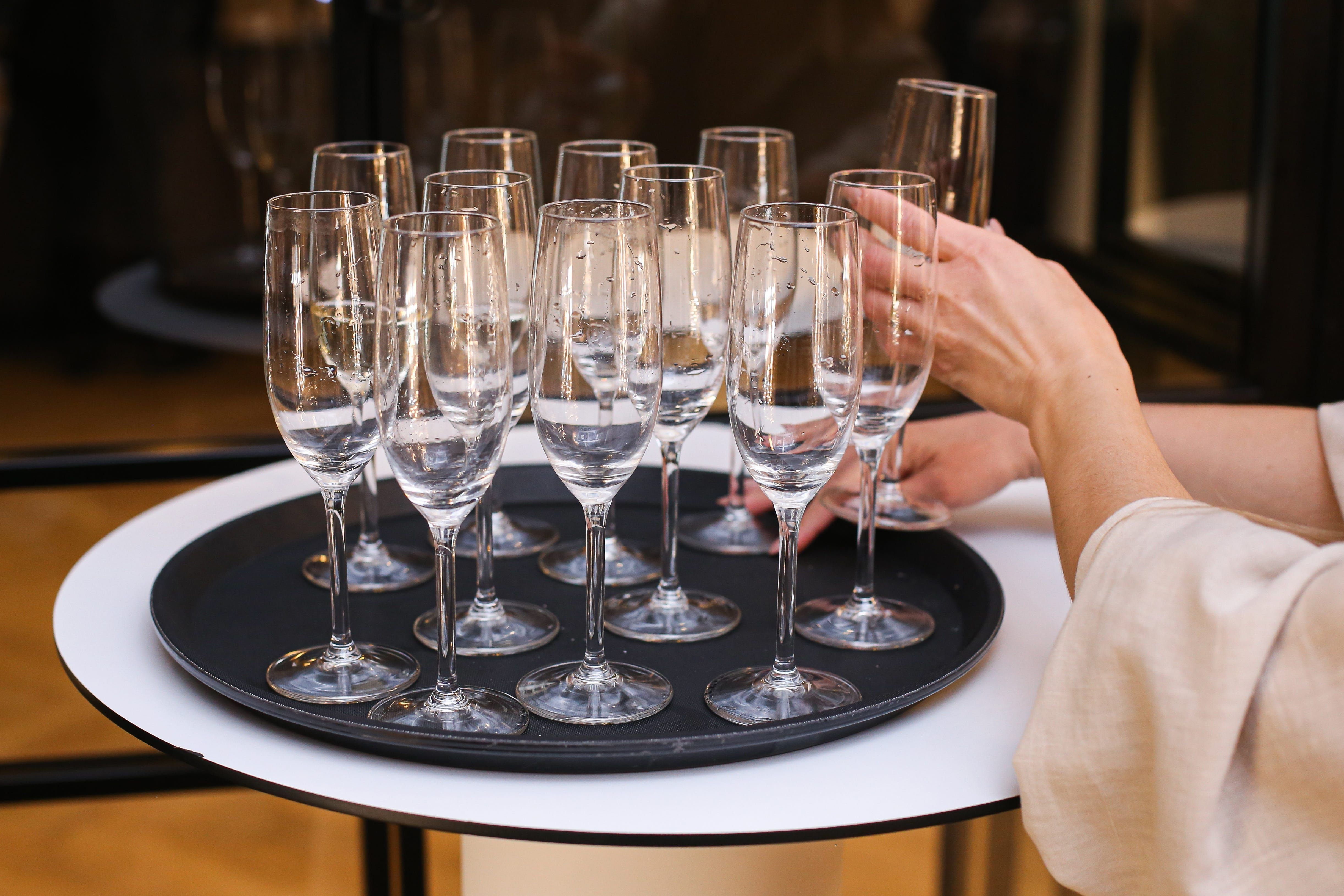 A convidada reflete sobre a exclusão de não ter um acompanhante em casamentos. Reprodução: Business Insider