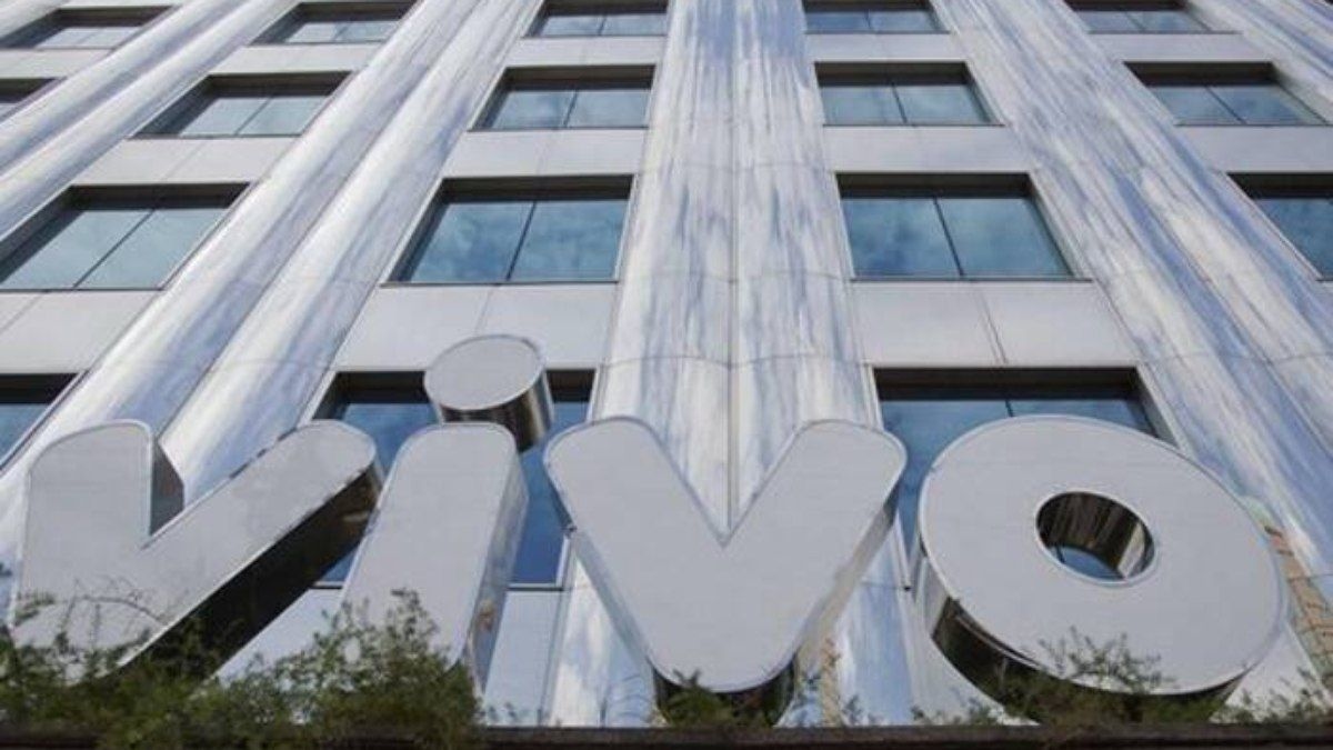 Suspeito é detido com mochila repleta de fios de cobre. Reprodução: iG