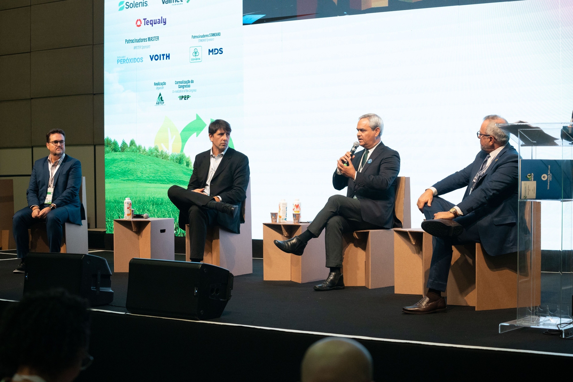 Pessoas se reúnem no Novotel Center Norte para debater biocombustíveis e inovações no setor florestal. Reprodução: Globo