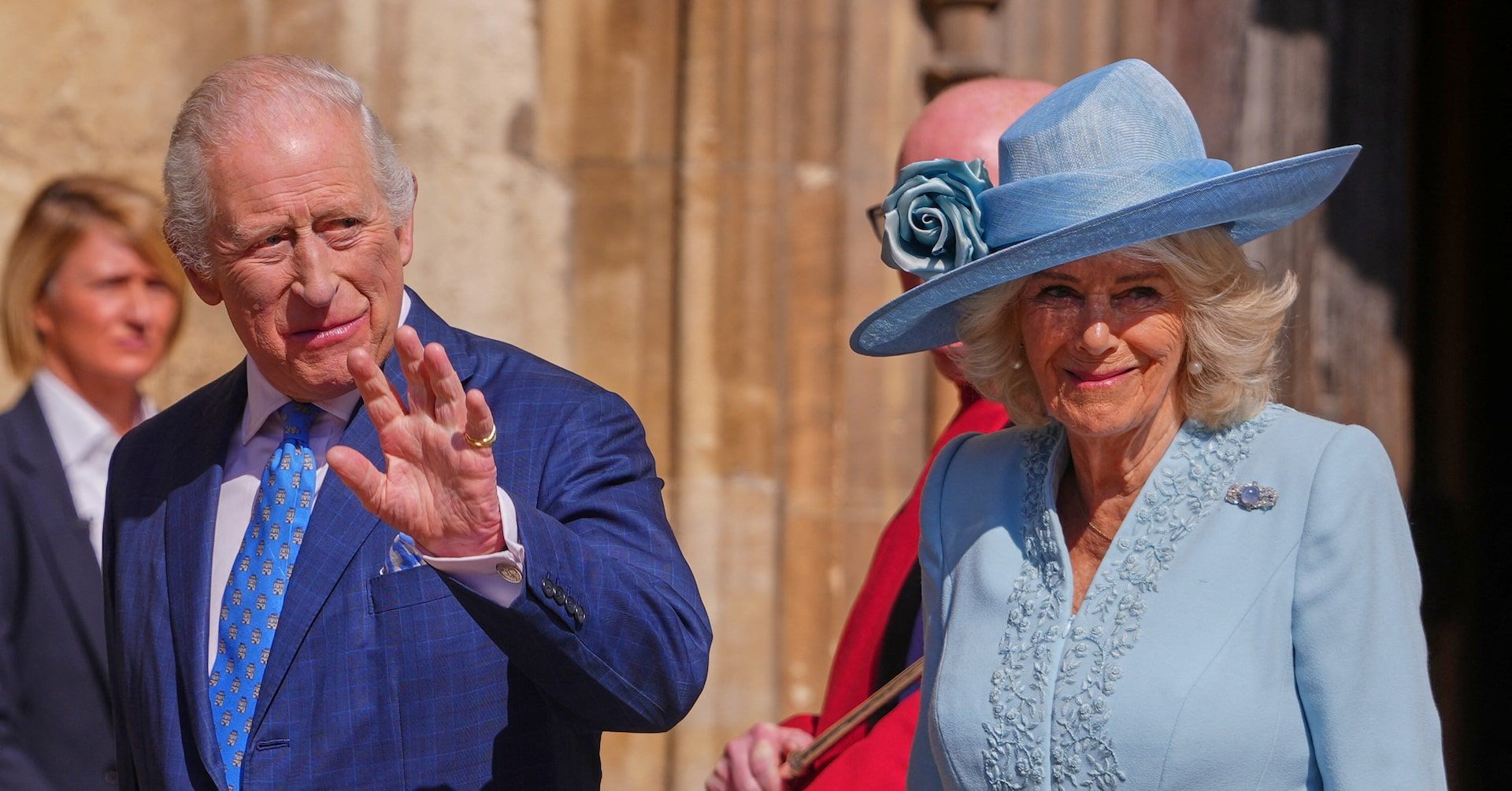 Rei Charles e Rainha Camilla cumprimentam o público após o serviço de Páscoa em Windsor. Reprodução: Reuters