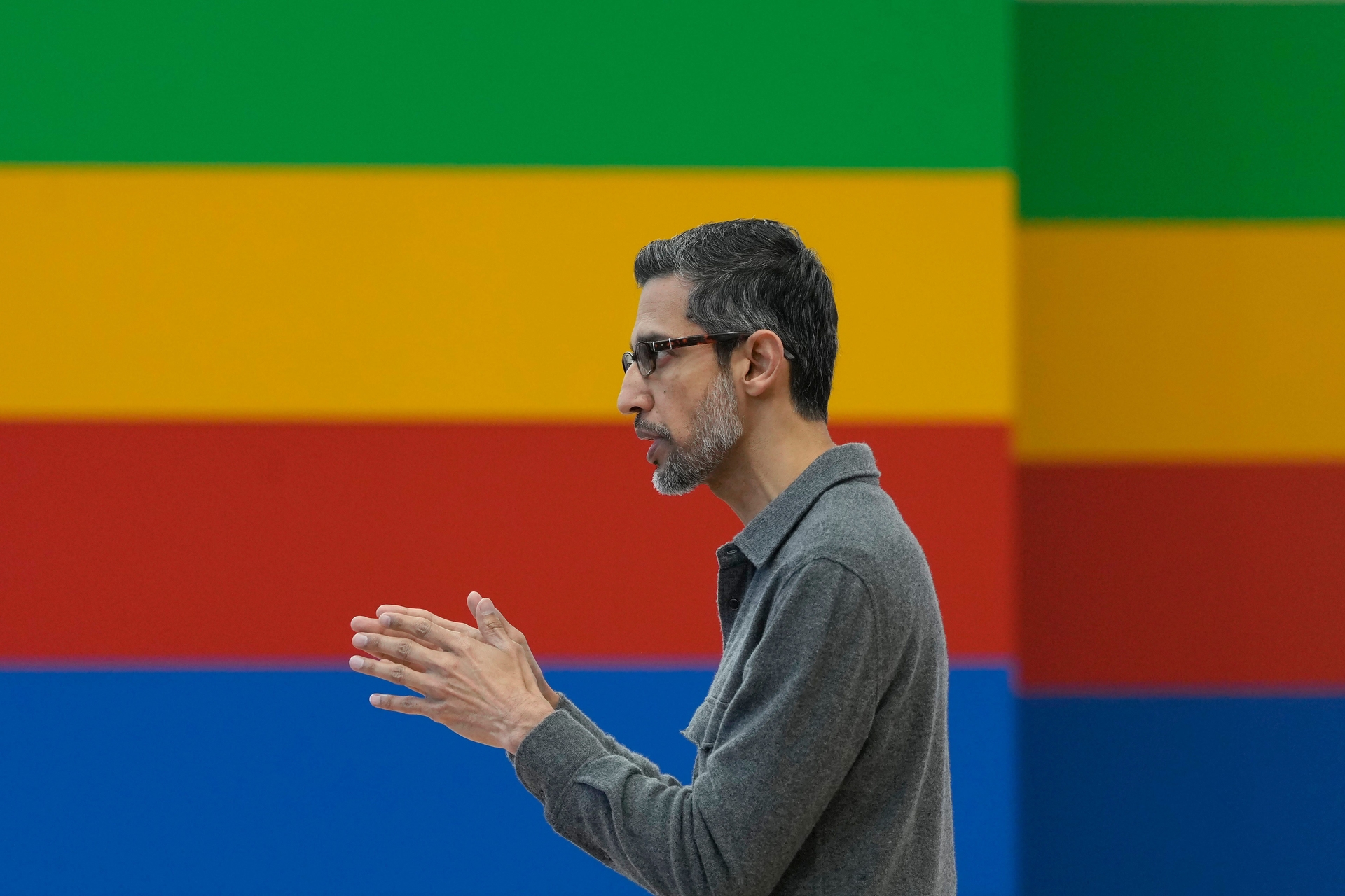 Sundar Pichai destaca a necessidade de uso de IA para a competitividade do Google. Reprodução: Business Insider