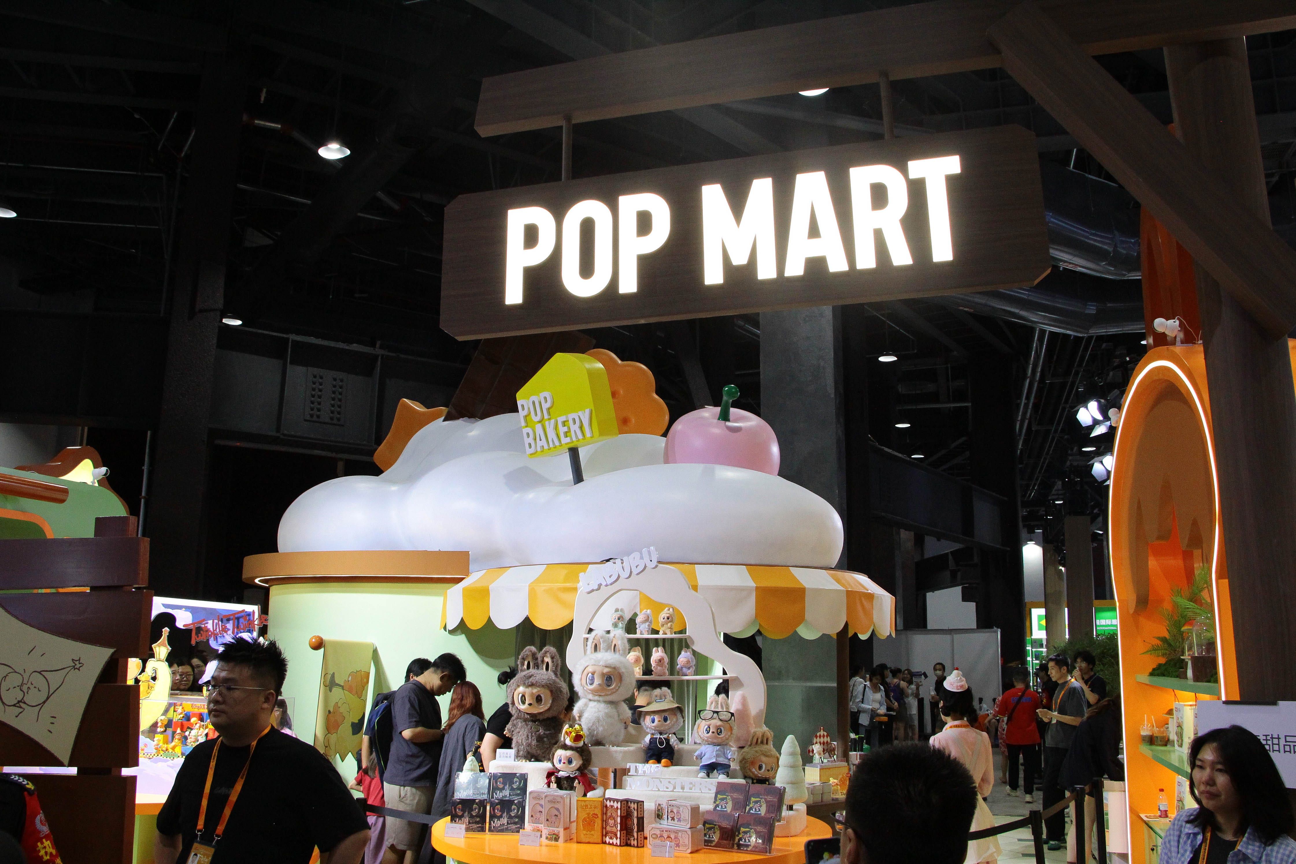 Visitantes na área de exposição da Pop Mart na CIFTIS em Pequim. Legenda da imagem. Reprodução: Retorno do item 11