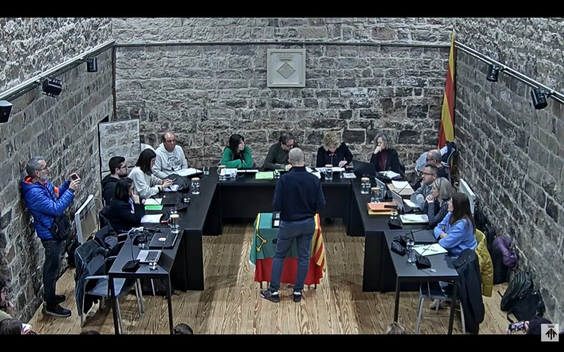 [Ativista detido durante protesto contra a posse de vereador da Aliança em Santpedor.]. Reprodução: Elpais