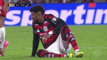 Emerson Royal recebe atendimento médico após sofrer entorse no tornozelo durante o jogo contra o Internacional. Reprodução: Globo