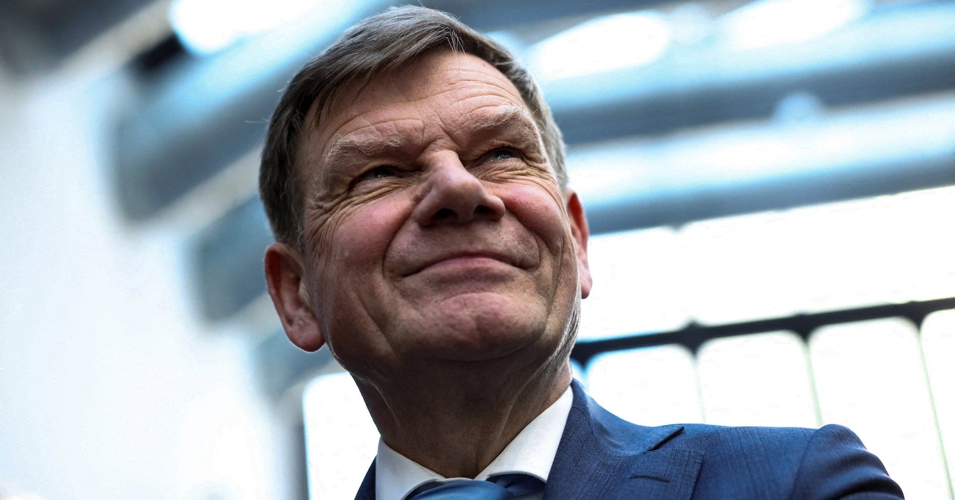 Friedrich Merz seleciona aliados para o novo governo da Alemanha, focado na economia e tensões comerciais. Reprodução: Reuters.