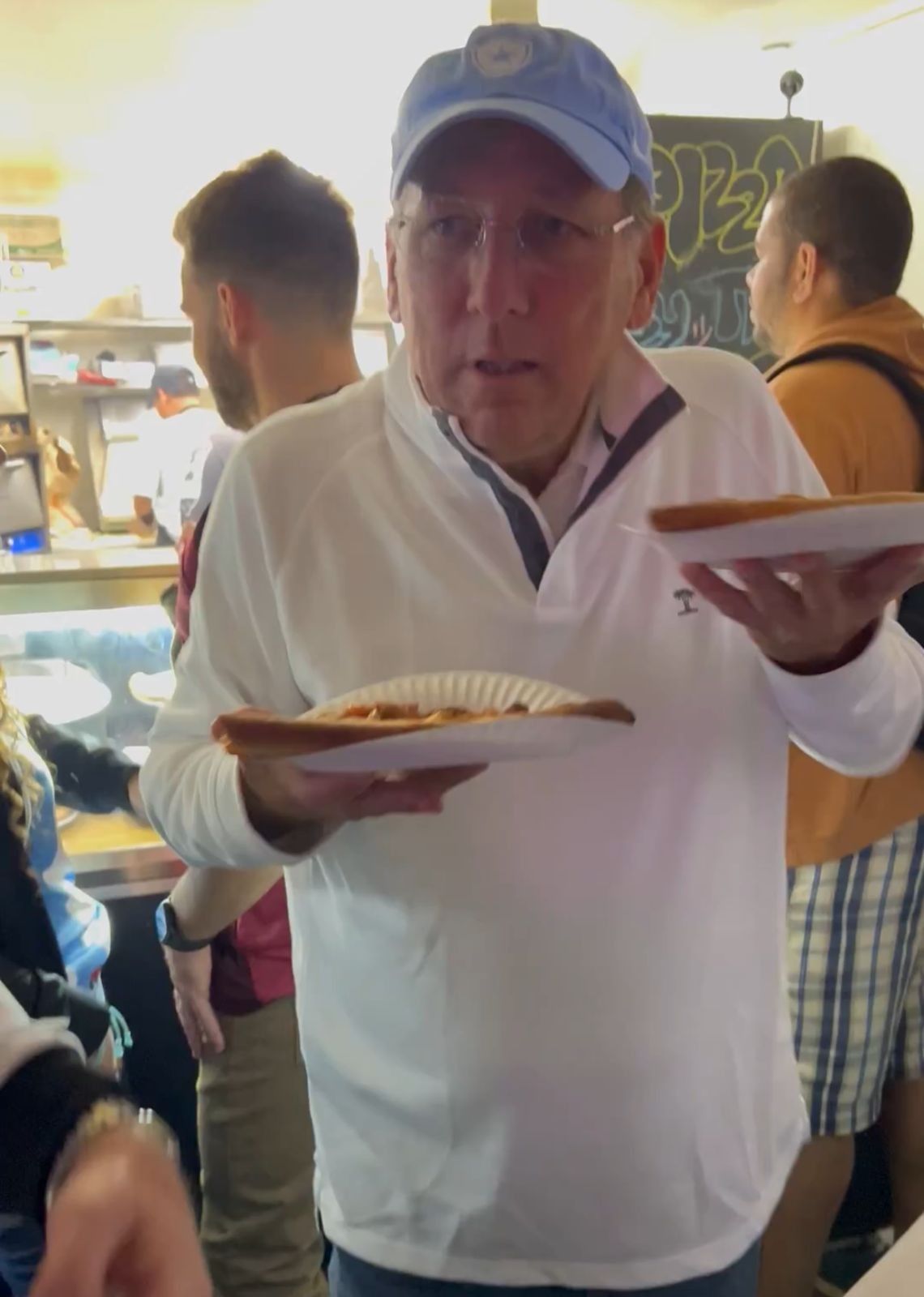 John Textor encontra torcedores argentinos em pizzaria após vitória do Botafogo no Mundial de Clubes. Reprodução: Globo