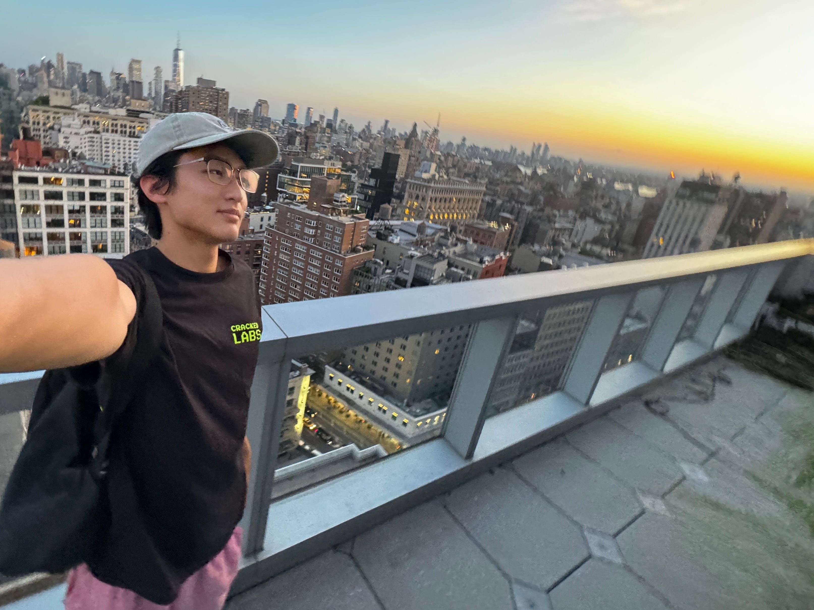 Aaron Chen chegou a Nova York determinado, superando a perda de um estágio ao se destacar em eventos de networking. Reprodução: Business Insider
