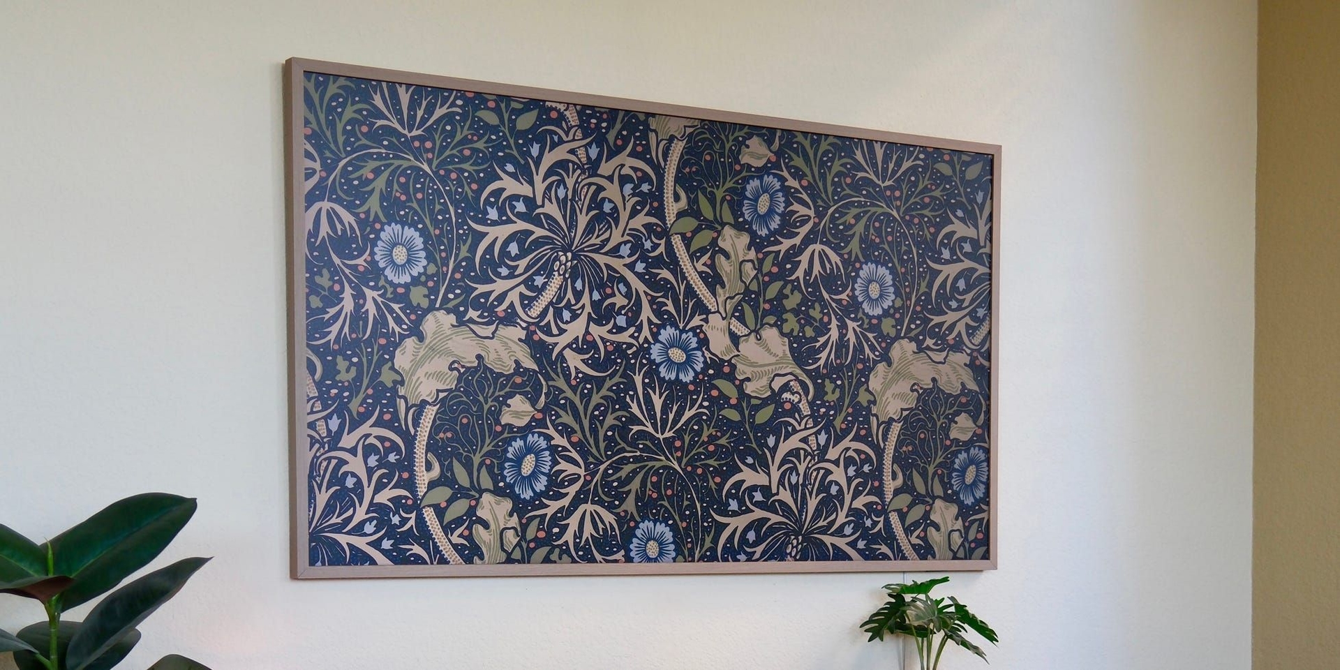 A Samsung Frame TV e um Hisense CanvasTV expostos, destacando suas características como TVs que imitam obras de arte. Reprodução: Business Insider