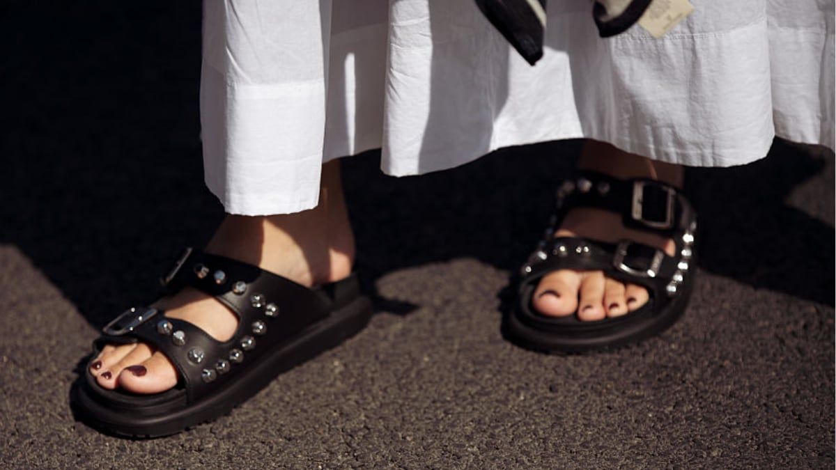 As sandálias da Skechers são destaque na moda de verão. Reprodução: EL PAÍS ESCAPARATE