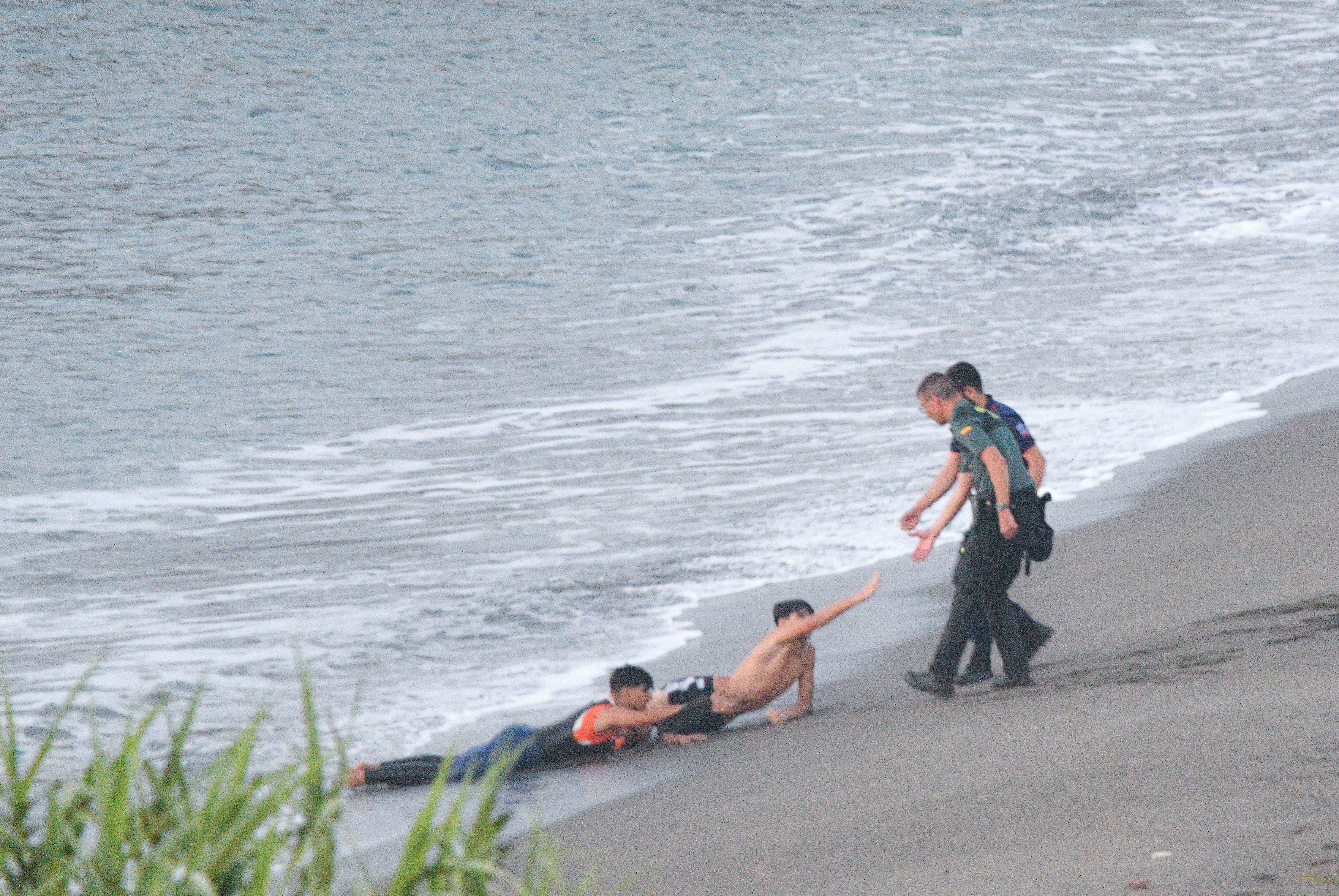 Jovens migrantes em Ceuta pedem ajuda à Guarda Civil após tentarem cruzar a fronteira. Legenda da imagem. Reprodução: El País