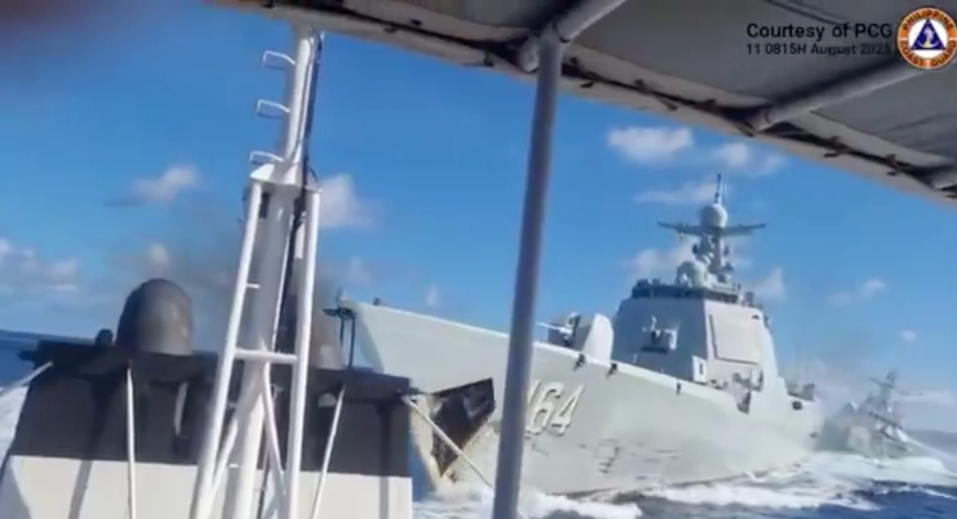 Colisão entre navio de guerra e embarcação da Guarda Costeira da China no Mar do Sul da China.; Reprodução: Business Insider