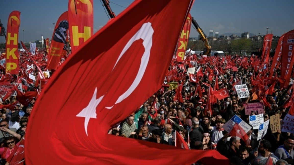 Prisão de Jornalista Sueco na Turquia Levanta Questões de Liberdade