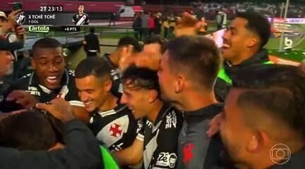 Neymar chora após goleada do Santos por 6 a 0 contra o Vasco, sendo consolado por Fernando Diniz. Reprodução: Globo