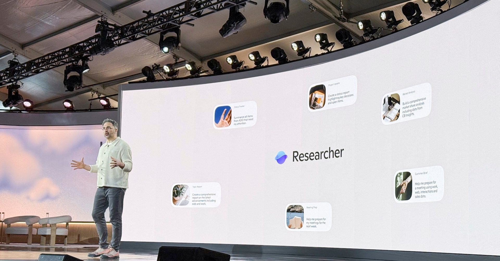 Protestos interrompem discurso de CEO da Microsoft em celebração de 50 anos da empresa. Reprodução: Reuters