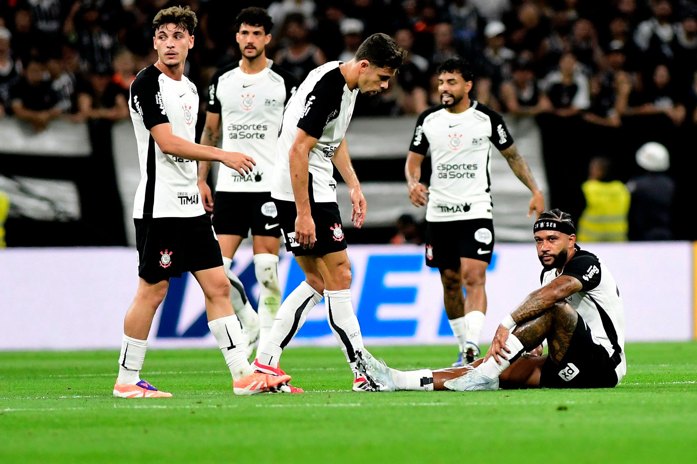 Memphis Depay solicita substituição após participar do gol pelo Corinthians.. Reprodução: Ge