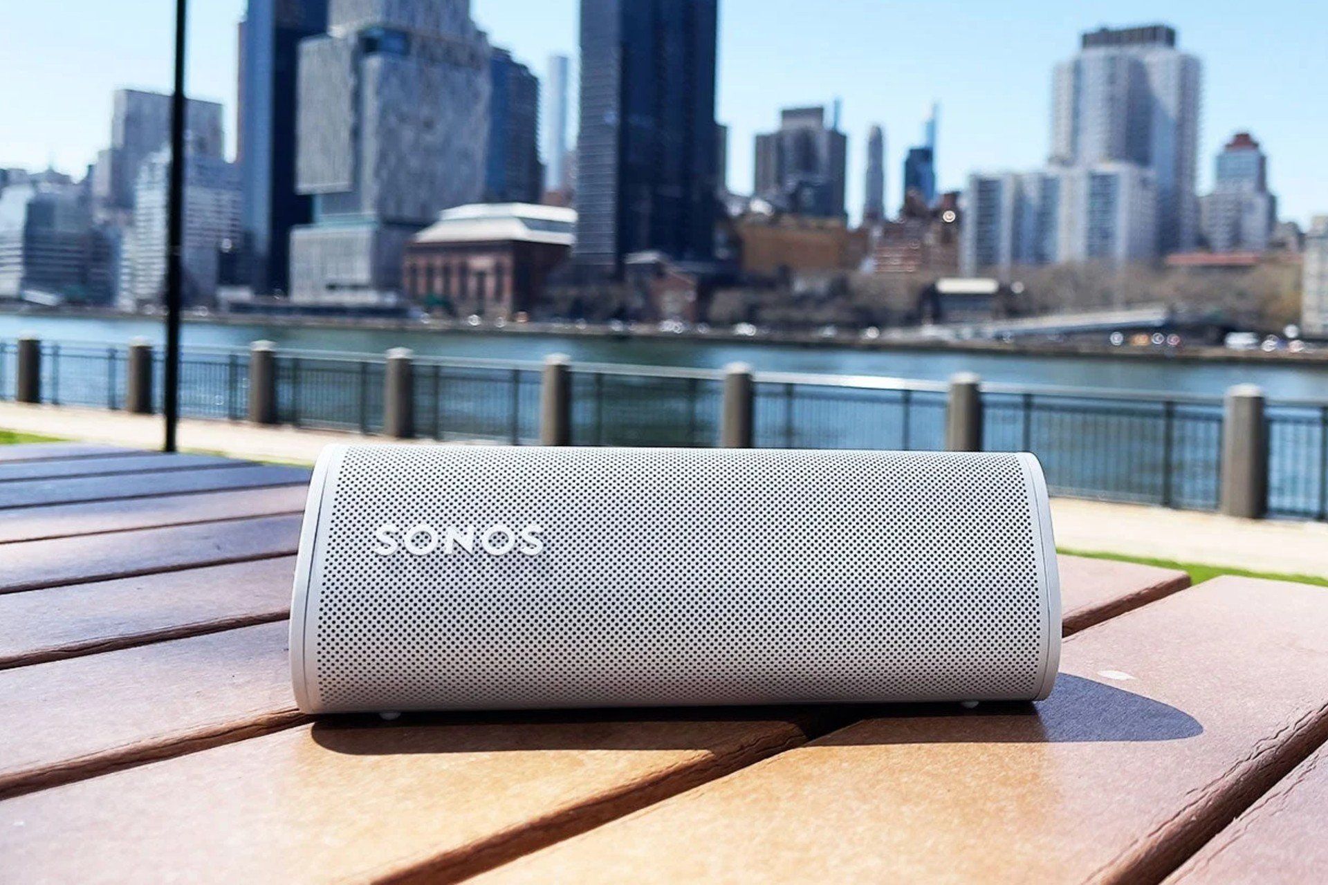 A nova caixa de som Sonos Roam em destaque durante lançamento. Reprodução: Gizmodo