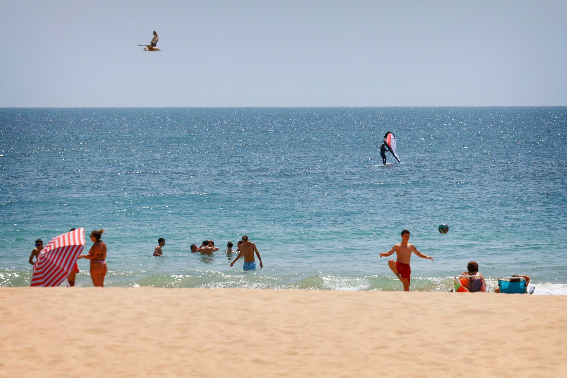 Pessoas aproveitam a praia de La Victoria em Cádiz, monitorada pelo projeto Oceanaria Andalucía. Reprodução: El País