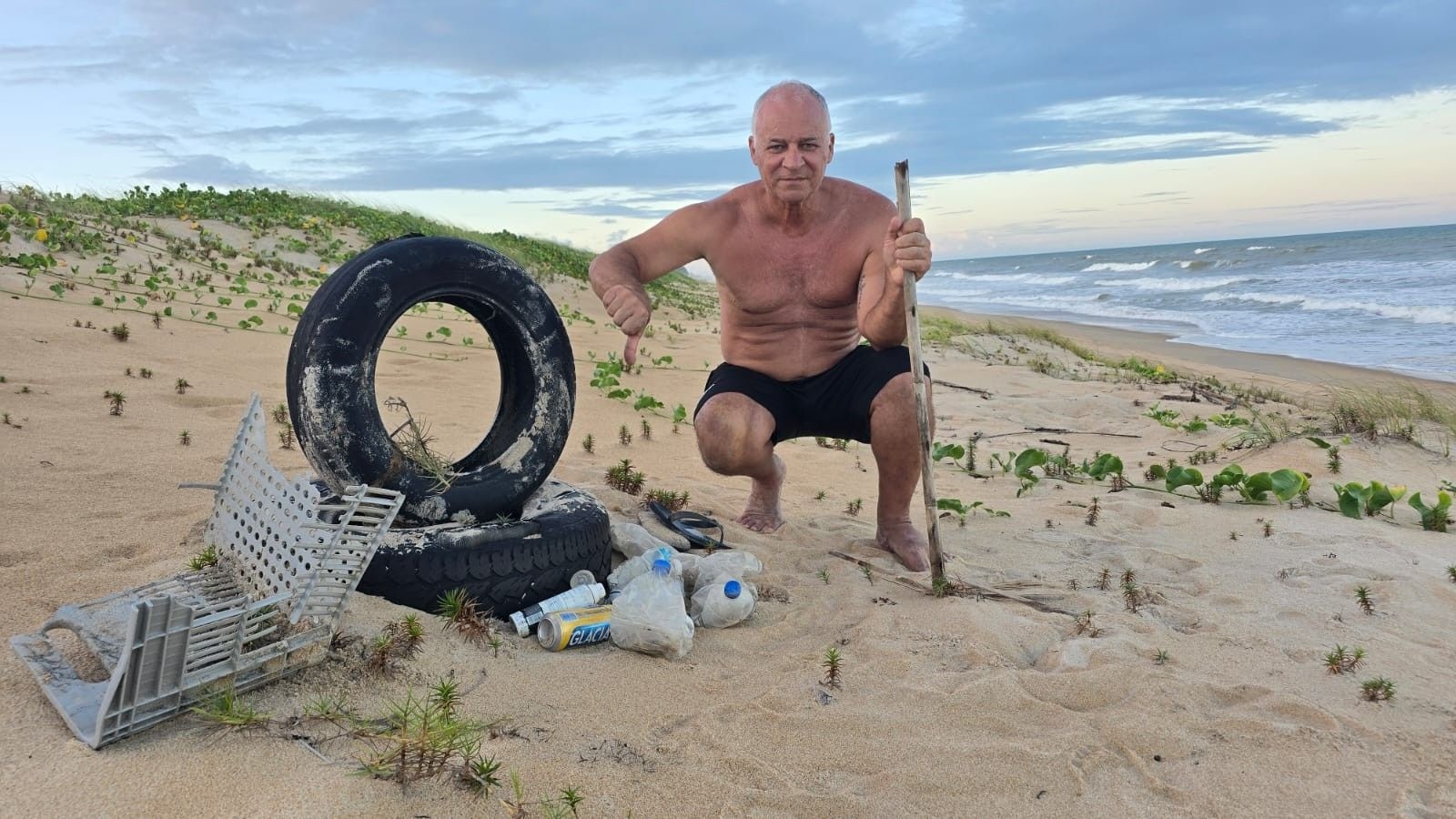 Lixo internacional afeta praias do Espírito Santo