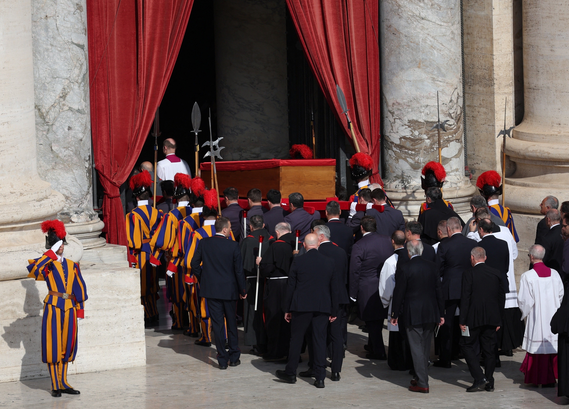Corpo do papa é exposto para visitação na Basílica de São Pedro. Reprodução: Globo