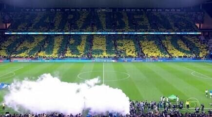 Torcida brasileira homenageia Carlo Ancelotti com mosaico no dia do seu aniversário. Reprodução: Globo