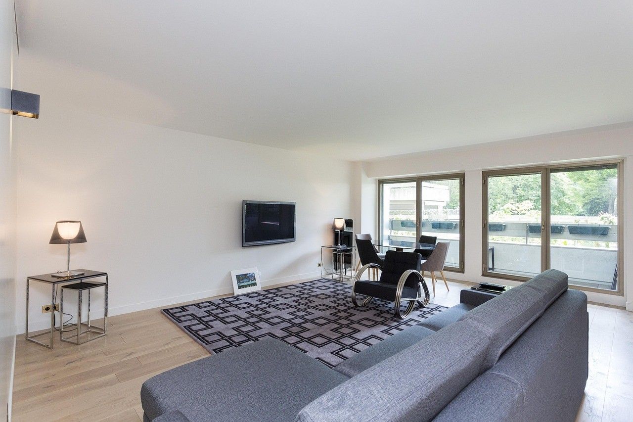 Ambiente residencial com móveis modernos ilustra crescimento da renda imobiliária.. Reprodução: G1