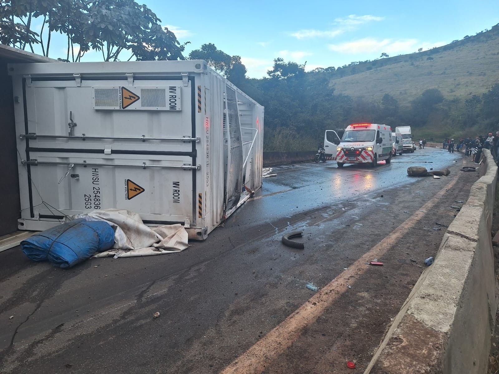 Carreta tombada interdita BR-381 na Serra de Igarapé; motorista foi socorrido com lesões leves. Reprodução: Globo