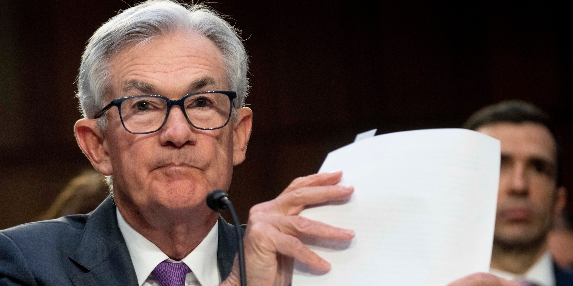 Jerome Powell testemunha em audiência do Senado sobre políticas do Fed, sinalizando possíveis cortes nas taxas de juros. Reprodução: Business Insider