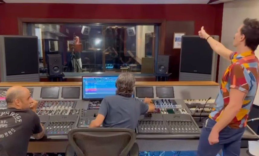 Ney Matogrosso no estúdio regravando trecho da música para a cinebiografia 'Homem com H'. Reprodução: Globo